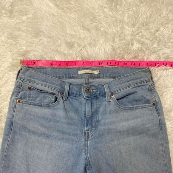 Levis Boyfriend Skinny Jeans Light Blue Denim Size 28 x 30 Stretchy Measures 32x - Picture 7 of 11